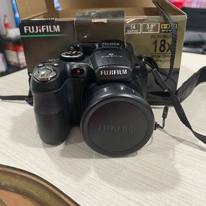 FujiFilm Finepix S2950 camera